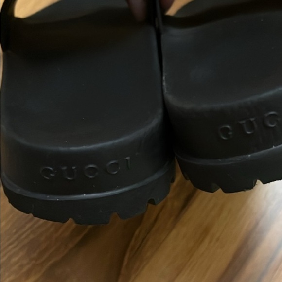 Gucci Black and Red Slip-On Loafers with Bold Stripes - Picture 3 of 14